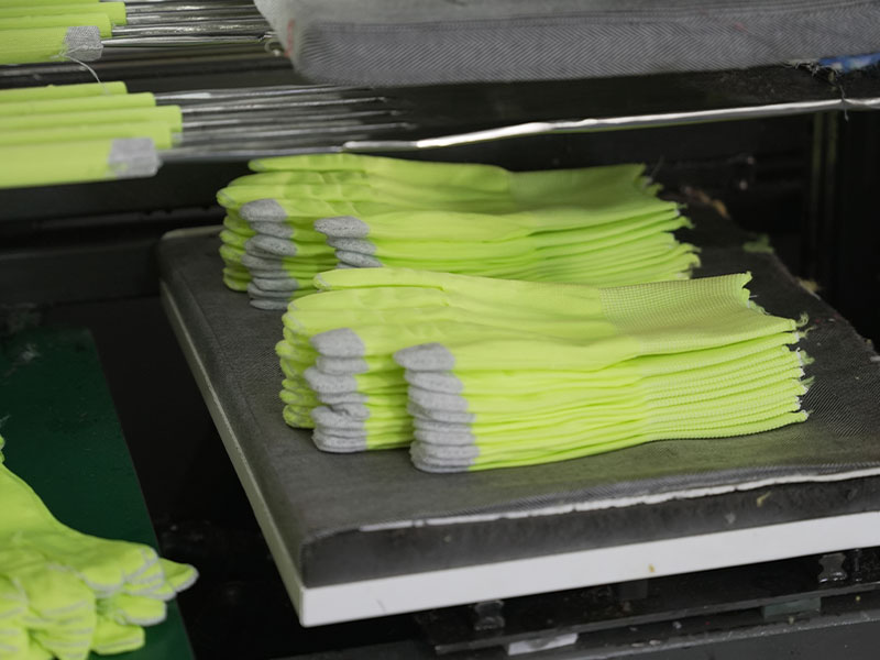 Which Glove Is Recommended for Cosmetologists? Nitrile Guide